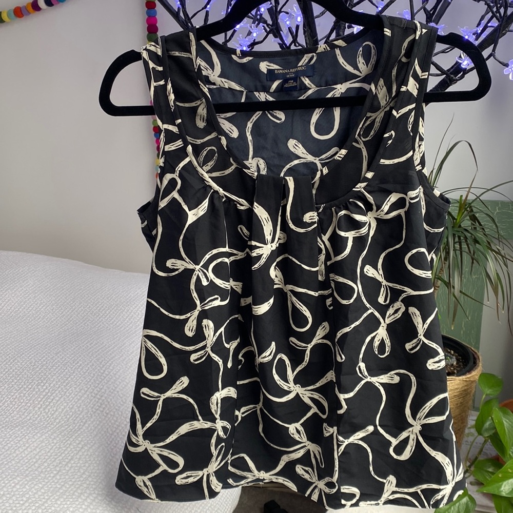 Black & Cream Banana Republic Sleeveless Blouse. Size Petite Medium 🖤